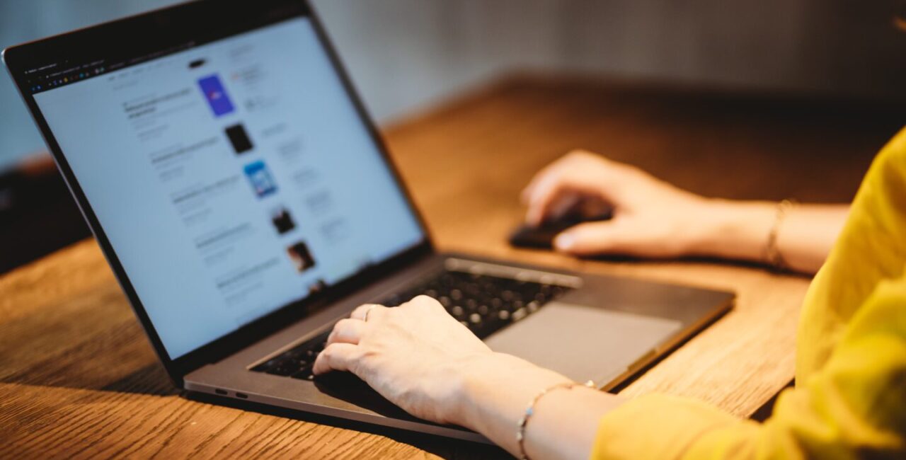 Somebody works with a laptop at the table and to choose SEO plugin