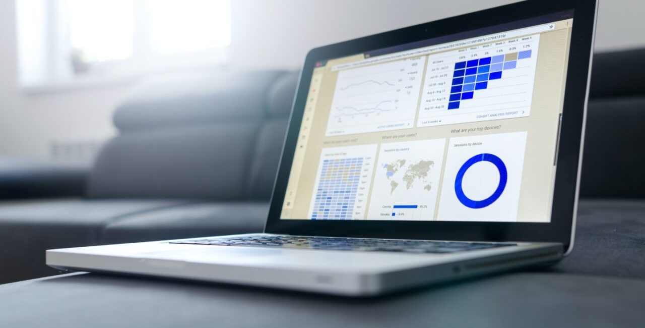 A laptop with web analytics's data as traffic, sources and devices