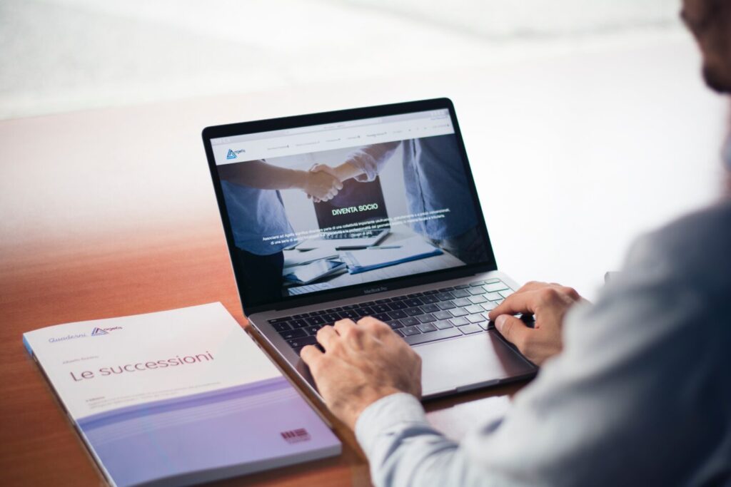 Man use a laptop to see a common b2b site