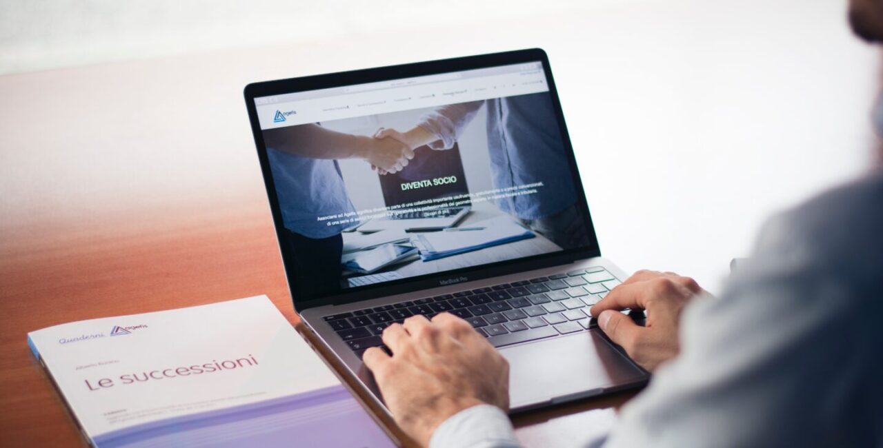 Man use a laptop to see a common b2b site