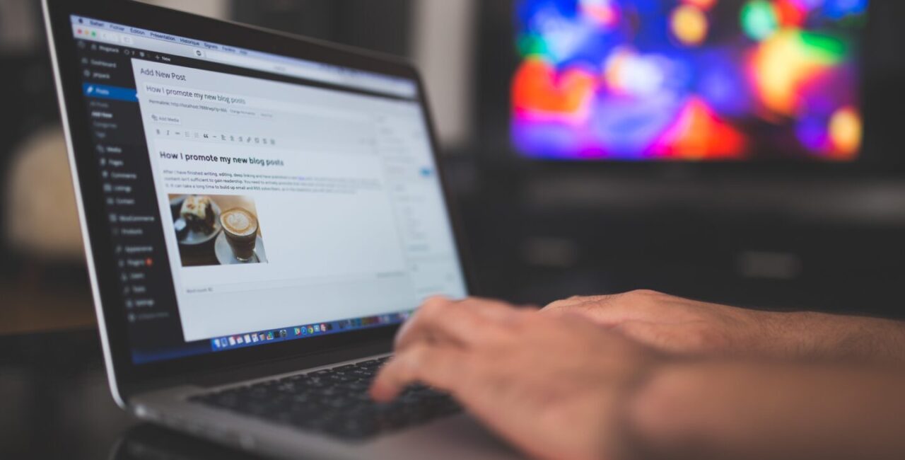 A SEO copywriter do the work with a laptop