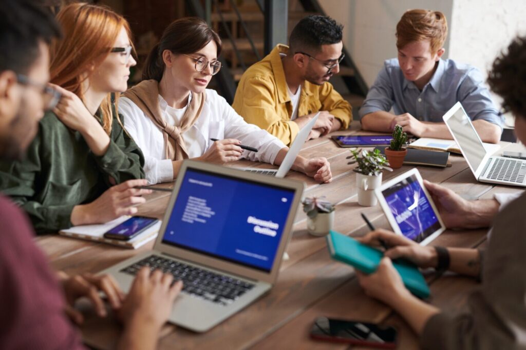 The team of SEOs discuss SEO tacticts during meeting