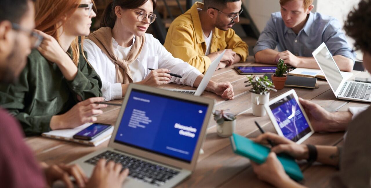 The team of SEOs discuss SEO tacticts during meeting